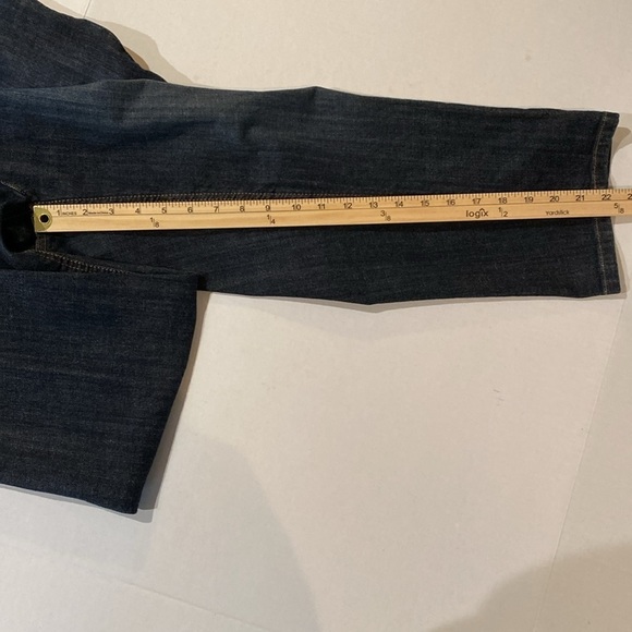 Liz & Co Stretch Capris Blue Jeans - Picture 3 of 5